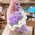 Handgefertigter gestrickter lila Blumenstrauß-Schlüsselanhänger mit weißem Spitzenrand - Handstrauß-Lila
