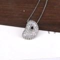 Dettaglio macro della collana a serpente argento con ciondolo lettera D e zirconi - Lettera D