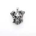 Pendente gotico a teschio in acciaio al titanio con cobra avvolti in finitura argento - Solo ciondolo (Senza catena) / Argento