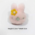 Dettaglio della spilla a coniglio in peluche rosa con fiore all'uncinetto, 5,5cm x 5cm - Originale (Senza Spilla) / Rosa