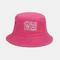 Détail d'un bob rose fuchsia avec broderie blanche positive et œillets de ventilation - Taille unique / Rose rouge