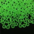 Makroaufnahme von leuchtenden Acryl-Buchstabenperlen mit schwarzem A für DIY-Schmuckherstellung - Buchstabe A (100 Stk./Packung)