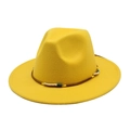 Dettaglio del cappello in lana gialla con fascia intrecciata e accenti di perline - Giallo