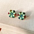 Dettaglio di orecchini vintage a fiore verde menta con strass colorati su base beige - Orecchini a Bottone con Fiori-Perno Argento 925 (Perno Argento-Oro-Verde-Multicolore)