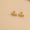 Détail des boucles d'oreilles Kiss plaquées or 14K avec zircons colorés - Lettre KISS