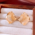 Detailansicht der 18k vergoldeten runden Ohrringe mit Webstruktur in einer Schmuckschatulle - Kupfer/Silberstift/Vergoldung / Gold Rhombus Faltenform