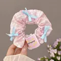 Roze geruite scrunchie met lichtblauwe satijnen strikken en een bloemenlabel - #1 Roze Geruite Strik - 11 Cm