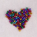 Campanellini natalizi colorati a forma di cuore su peluche bianco per artigianato fai da te - Multicolore