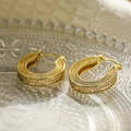 Orecchini a cerchio in ottone placcato oro con zirconi micro-pave su piatto di vetro - Cerchio a Ferro di Cavallo / Oro