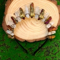 Détail de couronne gothique en cristal avec crâne de corbeau sur mousse verte - Style Crâne de Corbeau Cristal Blanc Violet