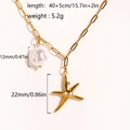 Collana in acciaio titanio dorato con pendente a stella marina e perla da 12mm su bianco - Stella marina
