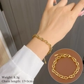 Detail eines verstellbaren goldenen Gliederkettenarmbands mit 17+3cm Länge und Karabiner - Gold