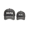 Dettaglio del ricamo MAMA e MINI su berretti in cotone lavato grigio scuro - Nero MAMA+MINI