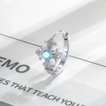 Orecchino a cerchio a croce in argento con zircone azzurro e micro pavé di cristalli - Huggie Blu Mare Chiaro (Pezzo Singolo)