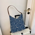Borsa tote in denim blu con ricami floreali sfrangiati e tracolla marrone su valigia - 30x27x7cm / Azzurro