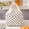 Isolierte Lunchtasche aus Cord mit schwarzem Blumenmuster und praktischer Fronttasche - Weiße Blume