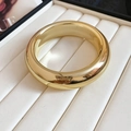 Vista dettagliata del bracciale rigido dorato spesso con finitura a specchio su vassoio - Stile Minimalista a Tubo Rotondo / 5# Bracciale-Oro