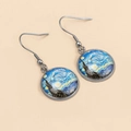 Künstlerische Van Gogh Sternennacht Ohrhänger mit blauen Glasanhängern und runden Metallhaken - Van Gogh-Sternennacht