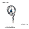 Dettaglio spilla a serpente con strass, dimensioni 5,0 cm di lunghezza e peso di 8 g - Blu