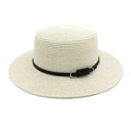 Détail d'un chapeau de paille d'été avec ceinture en cuir noir et boucle en métal argenté - M(56-58cm) / Crème