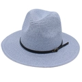 Dettaglio di un cappello Panama azzurro con fascia in pelle nera e fibbia in metallo - Taglia Unica (Paglia Piatta) / Celeste (Fascia in Pelle Nera)