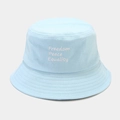 Détail de la broderie blanche 'Freedom Peace Equality' sur un chapeau bob en coton bleu clair - M (56-58cm) / Bleu clair