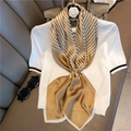Pañuelo de seda minimalista a rayas doradas y blancas con un accesorio de anillo de perla - Caqui Rayado