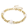 Elegante pulsera de cadena Figaro dorada con tres perlas blancas y acabado pulido - Dorado (KB161939-Z)