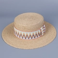 Detaillierte Textur von handgewebtem Raffia-Flachhut mit buntem geometrischem Band - M(56-58cm) / Orange