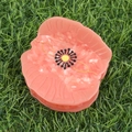 Elegante pinza para el cabello con forma de flor de amapola rosa en acetato sobre césped - Rosa