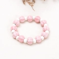 Detailaufnahme der rosa Kürbisperlen und weißen Keramikperlen auf diesem Ethno-Armband - 10 Rosa Kürbis