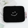 Λεπτομέρεια μαύρης θήκης laptop από fleece με κεντητό χαμογελαστό πρόσωπο και μεταλλικό φερμουάρ - Μαύρο Χαμόγελο / 11"