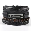 Close-up van gelaagde herenarmbanden van leer met houten kralen en metalen kruisplaatje - TZ4-A02 Metalen Kruis