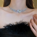 Nahaufnahme der herzförmigen Zirkonia-Halskette mit funkelndem Silber-Choker am Hals - Silberne Choker mit Herzförmigem Zirkon