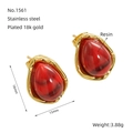 Vista detallada de pendientes de resina en forma de gota bañados en oro de 18k - Rojo