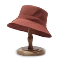 Sombrero de pescador impermeable para senderismo en rojo ladrillo sobre soporte de madera - Ajustable / Naranja