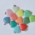 Ciondoli a cuore da 2 cm in pietra naturale con chiusure in argento in colori vivaci - Colori Luminosi Misti