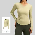 Eng anliegendes V-Ausschnitt Yoga-Langarmshirt in Erbsgrün mit Raffung und Daumenlöchern - S / Kardamomgrün