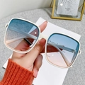Gafas de sol cuadradas blancas para mujer con lentes degradadas en azul y rosa - Montura Blanca Lentes de Degradado Azul Rosa