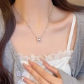 Collana in acciaio al titanio argento con ciondolo in zircone indossata su un manichino - Argento - Collana Anello Di Möbius