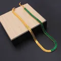 Detalle de collar asimétrico con cadena de serpiente dorada y circonitas verdes - 40+5cm / Collar / Verde Esmeralda