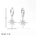 Zilverkleurige achtpuntige ster oorhangers met afmetingen van 30mm x 16mm - Zilver