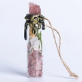Botella de deseos con cuarzo rosa y sello de cera negro y dorado en fondo blanco puro - Cuarzo Fresa