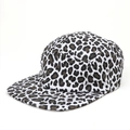 Detaillierte Nahaufnahme einer 5-Panel-Camper-Mütze mit Leopardenmuster und Metallösen - Verstellbar / Leopard Weiß