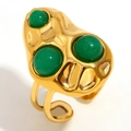 Verstellbarer 18K vergoldeter Ring mit grünen Perlen und gehämmerter Lava-Struktur - Gehämmerte Textur Grüner Edelstein Offener Ring - Gold