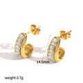 Detalle de pendientes en forma de C bañados en oro con circonitas, 14,5 mm y 3,7 g - Pendientes de botón en forma de C con circonita rectangular de una sola fila (TE60595)