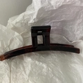 Detailed close-up of dark brown tortoiseshell hair claw clip with glossy resin finish - 13cm Linear Long Claw / Tortoise