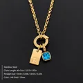 Collar de acero inoxidable dorado con placa de la letra E y cristal cuadrado azul - Letra E