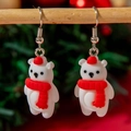 Gros plan de boucles d'oreilles ours polaire en résine avec bonnets et écharpes rouges - Ours polaire