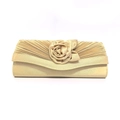 Detail der champagnerfarbenen Satin-Abendtasche mit handgefertigter Rose und Faltenmuster - 27*10*5cm / Gold